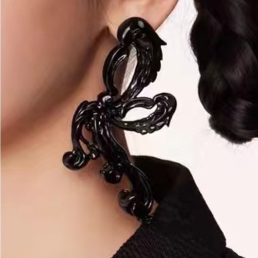 Shushutong x YVMIN black baroque clip on earrings